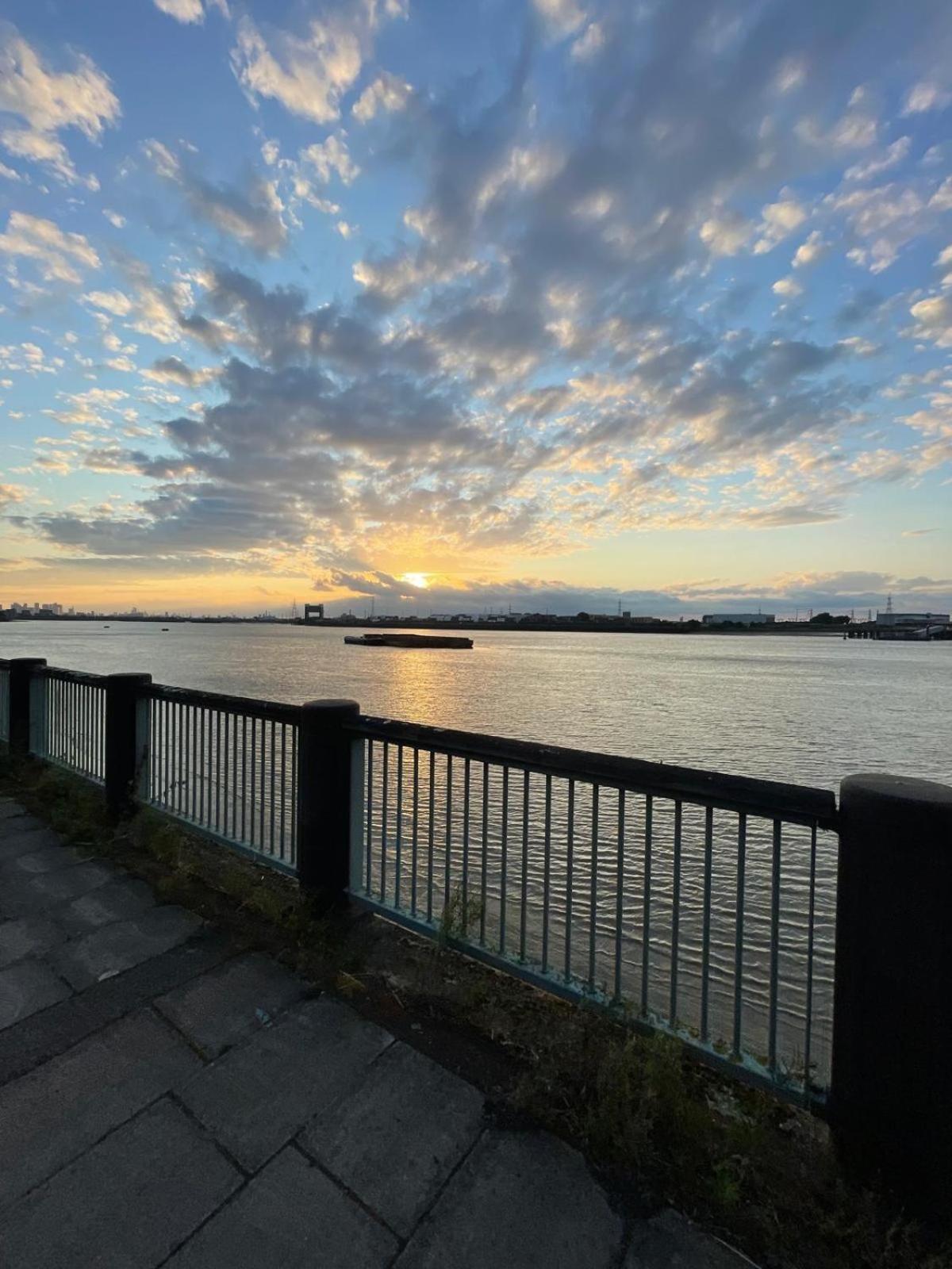 Fantastic Studio, Private Bathroom And Mini Kitchen. Thamesmead  المظهر الخارجي الصورة